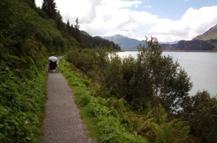 Der schmale Weg am Südufer lässt sich mit dem Rollstuhl erstaunlich gut befahren