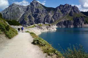 für Rollstuhlfahrer machbarer schotteriger Weg am Westufer des Lünersee